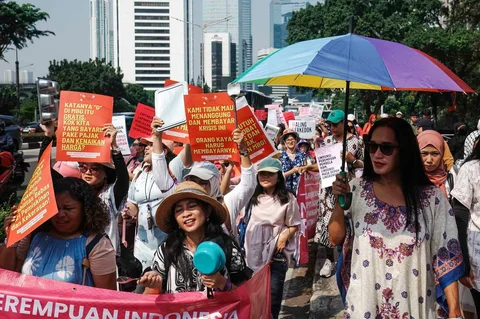 Massa dari Aliansi Perempuan Indonesia saat melakukasi aksi i trotoar seberang Lapangan Skateboard Dukuh Atas, Jakarta Pusat,  Kamis (18/06/2026).
