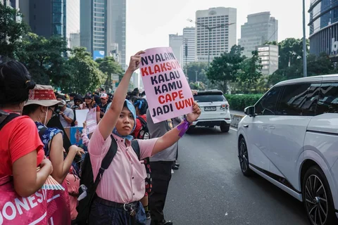 Massa dari Aliansi Perempuan Indonesia saat melakukasi aksi i trotoar seberang Lapangan Skateboard Dukuh Atas, Jakarta Pusat,  Kamis (18/06/2026).