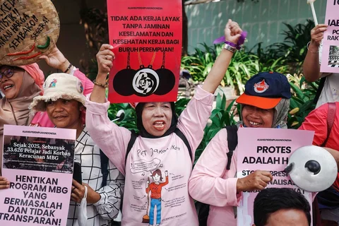 Massa dari Aliansi Perempuan Indonesia saat melakukasi aksi i trotoar seberang Lapangan Skateboard Dukuh Atas, Jakarta Pusat,  Kamis (18/06/2026).