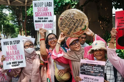 Massa dari Aliansi Perempuan Indonesia saat melakukasi aksi i trotoar seberang Lapangan Skateboard Dukuh Atas, Jakarta Pusat,  Kamis (18/06/2026).