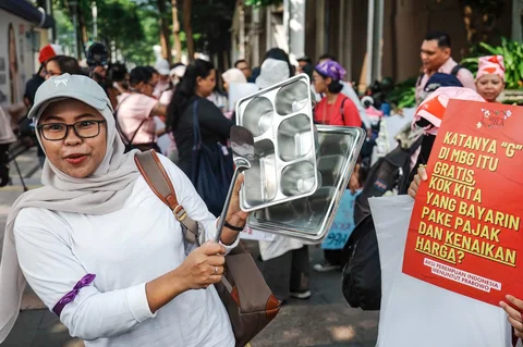 Massa dari Aliansi Perempuan Indonesia saat melakukasi aksi i trotoar seberang Lapangan Skateboard Dukuh Atas, Jakarta Pusat,  Kamis (18/06/2026).