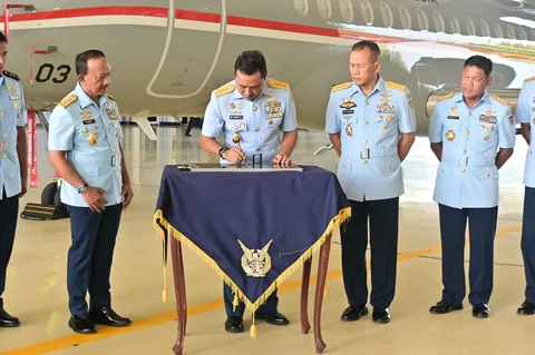 Kepala Staf Angkatan Udara (Kasau) Marsekal TNI M. Tonny Harjono bersama Panglima Komando Operasi Udara Nasional (Pangkoopsudnas) Marsdya TNI Minggit Tribowo menghadiri peresmian Skadron Udara 18 Wing Udara 1.1 Angkut di Lanud Halim Perdanakusuma, Jakarta, Kamis (18/6/2026).