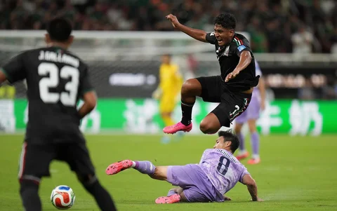 Pemain Meksiko Luis Romo berebut bola dengan pemain Korea Selatan Paik Seung-ho dari  selama pertandingan sepak bola Grup A Piala Dunia antara Meksiko dan Korea Selatan di Zapopan, dekat Guadalajara, Meksiko, Kamis (18/06/2026).