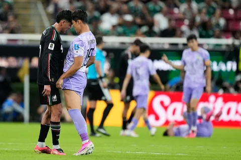 Pemian Meksiko Edson Alvarez dan  pemain Korea Selatan Oh Hyeon-gyu bertatap muka  saat pertandingan sepak bola Grup A Piala Dunia antara Meksiko dan Korea Selatan di Zapopan, dekat Guadalajara, Meksiko, Kamis (18/06/2026).