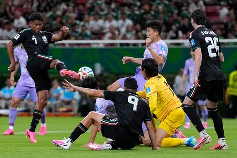 Pemian Meksiko Edson Alvarez, menghadang tendangan dari Korea Selatan selama pertandingan sepak bola Grup A Piala Dunia antara Meksiko dan Korea Selatan di Zapopan, dekat Guadalajara, Meksiko, Kamis (18/06/2026).