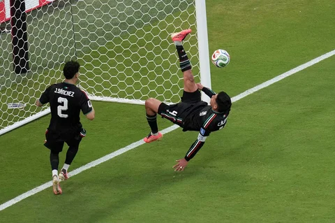 Pemian Meksiko Edson Alvarez, menghadang tendangan dari Korea Selatan selama pertandingan sepak bola Grup A Piala Dunia antara Meksiko dan Korea Selatan di Zapopan, dekat Guadalajara, Meksiko, Kamis (18/06/2026).