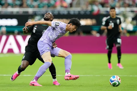Pemain Korea Selatan Lee Han-beom melindungi bola dari pemain Meksiko Julian Quinones selama pertandingan sepak bola Grup A Piala Dunia antara Meksiko dan Korea Selatan di Zapopan, dekat Guadalajara, Meksiko, Kamis (18/06/2026).