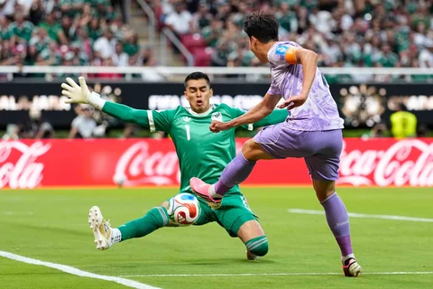 Kiper Meksiko Raul Rangel memblokir tendangan i pemain Korea Selatan Son Heung-min  selama pertandingan sepak bola Grup A Piala Dunia antara Meksiko dan Korea Selatan di Zapopan, dekat Guadalajara, Meksiko, Kamis (18/06/2026).