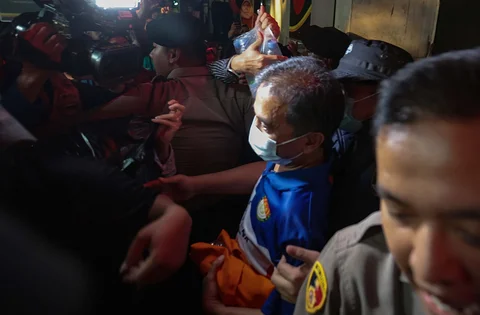 Roy Suryo saat dibawa petugas dari Polda Metro Jaya menuju Rumah Sakit Polri Kramat Jati, Jakarta , Jumat (19/6/2026).