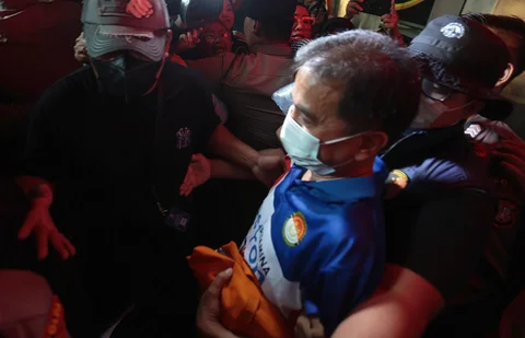 Roy Suryo saat dibawa petugas dari Polda Metro Jaya menuju Rumah Sakit Polri Kramat Jati, Jakarta , Jumat (19/6/2026).