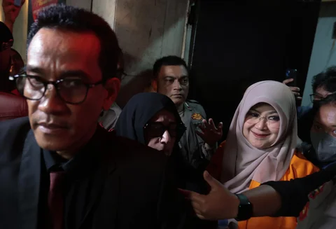Tifauziah Tyassuma atau dr Tifa saat dibawa petugas dari Polda Metro Jaya menuju Rumah Sakit Polri Kramat Jati, Jakarta , Jumat (19/6/2026).
