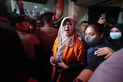 Tifauziah Tyassuma atau dr Tifa saat dibawa petugas dari Polda Metro Jaya menuju Rumah Sakit Polri Kramat Jati, Jakarta , Jumat (19/6/2026).