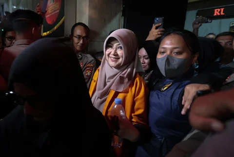 Tifauziah Tyassuma atau dr Tifa saat dibawa petugas dari Polda Metro Jaya menuju Rumah Sakit Polri Kramat Jati, Jakarta , Jumat (19/6/2026).