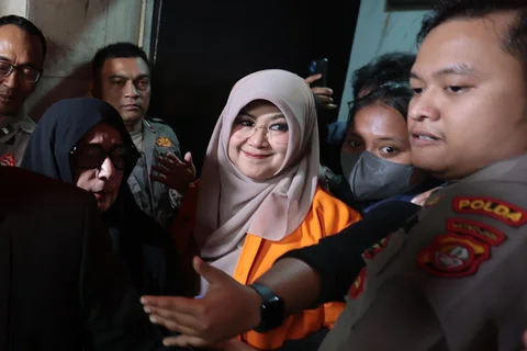 Tifauziah Tyassuma atau dr Tifa saat dibawa petugas dari Polda Metro Jaya menuju Rumah Sakit Polri Kramat Jati, Jakarta , Jumat (19/6/2026).