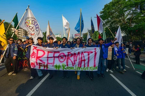 Ratusan mahasiswa saat melakukan aksi demonstrasi di depan Gedung DPR/MPR, Jakarta, Jumat (19/06/2026).