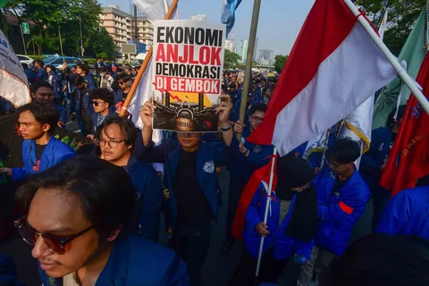 Ratusan mahasiswa saat melakukan aksi demonstrasi di depan Gedung DPR/MPR, Jakarta, Jumat (19/06/2026).