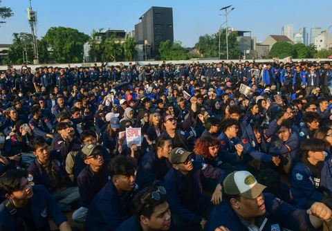 Ratusan mahasiswa saat melakukan aksi demonstrasi di depan Gedung DPR/MPR, Jakarta, Jumat (19/06/2026).