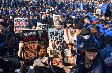 Ratusan mahasiswa saat melakukan aksi demonstrasi di depan Gedung DPR/MPR, Jakarta, Jumat (19/06/2026).