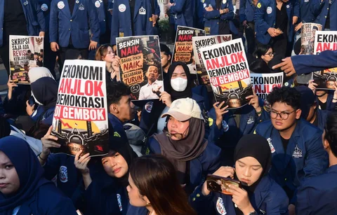 Ratusan mahasiswa saat melakukan aksi demonstrasi di depan Gedung DPR/MPR, Jakarta, Jumat (19/06/2026).
