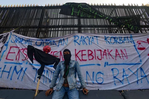 Ratusan mahasiswa saat melakukan aksi demonstrasi di depan Gedung DPR/MPR, Jakarta, Jumat (19/06/2026).