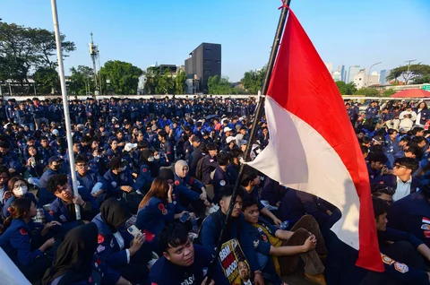 Ratusan mahasiswa saat melakukan aksi demonstrasi di depan Gedung DPR/MPR, Jakarta, Jumat (19/06/2026).