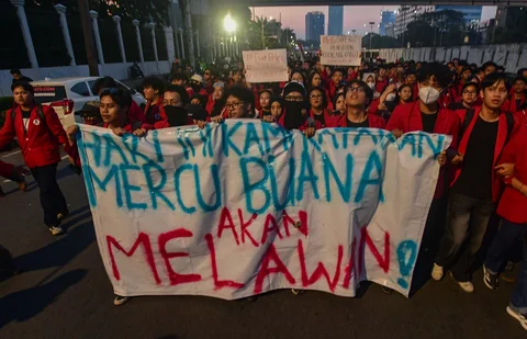 Ratusan mahasiswa saat melakukan aksi demonstrasi di depan Gedung DPR/MPR, Jakarta, Jumat (19/06/2026).