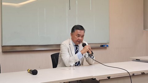 Mantan Dubes RI untuk AS Dr. Dino Patti Djalal saat doorstop usai dialog FPCI dengan Menlu Filipina, 23/4/2026. (Dok. Liputan6.com/Erin Rahayu Putri)