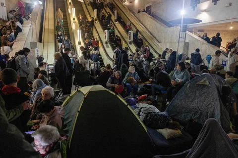 Warga berlindung di stasiun metro saat  alarm serangan udara Rusia menyala di Kyiv, Ukraina, Selasa (02/06/2026).