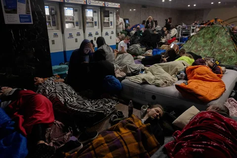 Warga berlindung di stasiun metro saat  alarm serangan udara Rusia menyala di Kyiv, Ukraina, Selasa (02/06/2026).