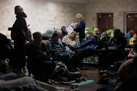 Warga berlindung di stasiun metro saat  alarm serangan udara Rusia menyala di Kyiv, Ukraina, Selasa (02/06/2026).