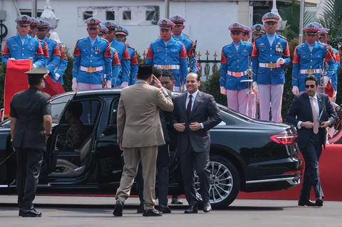 Menteri Pertahanan Indonesia Sjafrie Sjamsoeddin menyambut Menteri Pertahanan Qatar Sheikh Saoud bin Abdulrahman Al Thani sebelum pertemuan mereka di Kementerian Pertahanan di Jakarta, Selasa (02/06/2026).