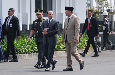 Menteri Pertahanan Indonesia Sjafrie Sjamsoeddin menyambut Menteri Pertahanan Qatar Sheikh Saoud bin Abdulrahman Al Thani sebelum pertemuan mereka di Kementerian Pertahanan di Jakarta, Selasa (02/06/2026).