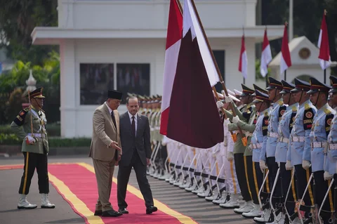 Menteri Pertahanan Indonesia Sjafrie Sjamsoeddin menunjukkan jalan kepada Menteri Pertahanan Qatar Sheikh Saoud bin Abdulrahman Al Thani saat mereka memeriksa barisan kehormatan di Kementerian Pertahanan di Jakarta, Selasa (02/06/2026).