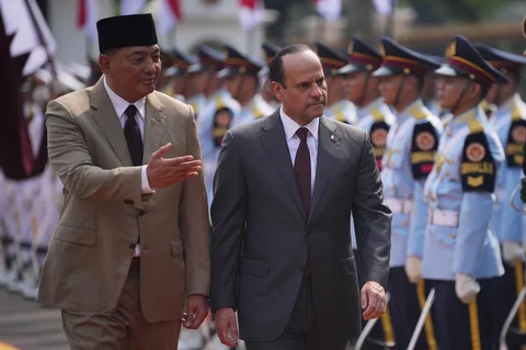 Menteri Pertahanan Indonesia Sjafrie Sjamsoeddin  bersama Menteri Pertahanan Qatar Sheikh Saoud bin Abdulrahman Al Thani memeriksa barisan kehormatan di Kementerian Pertahanan di Jakarta, Selasa (02/06/2026).
