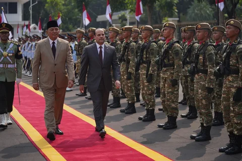 Menteri Pertahanan Indonesia Sjafrie Sjamsoeddin  bersama Menteri Pertahanan Qatar Sheikh Saoud bin Abdulrahman Al Thani memeriksa barisan kehormatan di Kementerian Pertahanan di Jakarta, Selasa (02/06/2026).