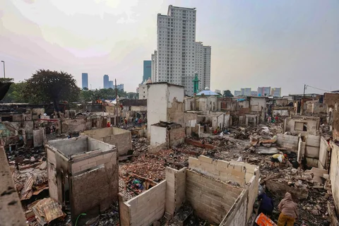 Sejumlah warga mencari barang di lokasi kebakaran permukiman penduduk di kawasan Kebon Kosong, Kemayoran, Jakarta, Selasa (02/06/2026).