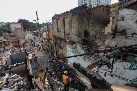 Sejumlah warga mencari barang di lokasi kebakaran permukiman penduduk di kawasan Kebon Kosong, Kemayoran, Jakarta, Selasa (02/06/2026).
