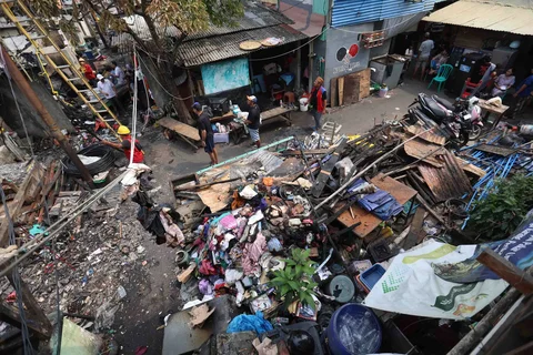 Sejumlah warga mencari barang di lokasi kebakaran permukiman penduduk di kawasan Kebon Kosong, Kemayoran, Jakarta, Selasa (02/06/2026).