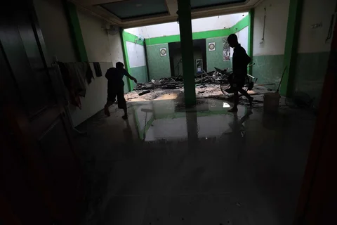 Sejumlah warga membersihkan ruangan di lokasi kebakaran permukiman penduduk di kawasan Kebon Kosong, Kemayoran, Jakarta, Selasa (02/06/2026).