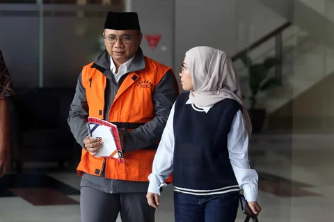Mantan Menteri Agama, Yaqut Cholil Qoumas (Gus Yaqut - tengah), usai menjalani pemeriksaan lanjutan di Gedung Merah Putih Komisi Pemberantasan Korupsi (KPK), Jakarta, Selasa (2/6/2026).