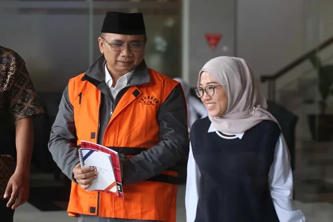 Mantan Menteri Agama, Yaqut Cholil Qoumas (Gus Yaqut - tengah), usai menjalani pemeriksaan lanjutan di Gedung Merah Putih Komisi Pemberantasan Korupsi (KPK), Jakarta, Selasa (2/6/2026).