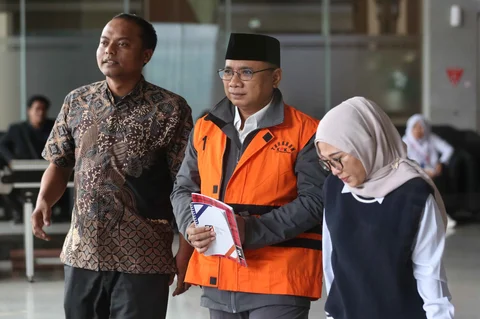 Mantan Menteri Agama, Yaqut Cholil Qoumas (Gus Yaqut - tengah), usai menjalani pemeriksaan lanjutan di Gedung Merah Putih Komisi Pemberantasan Korupsi (KPK), Jakarta, Selasa (2/6/2026).