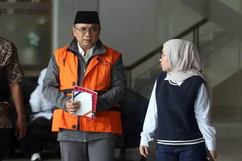 Mantan Menteri Agama, Yaqut Cholil Qoumas (Gus Yaqut - tengah), usai menjalani pemeriksaan lanjutan di Gedung Merah Putih Komisi Pemberantasan Korupsi (KPK), Jakarta, Selasa (2/6/2026).