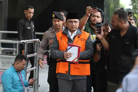 Mantan Menteri Agama, Yaqut Cholil Qoumas (Gus Yaqut - tengah), usai menjalani pemeriksaan lanjutan di Gedung Merah Putih Komisi Pemberantasan Korupsi (KPK), Jakarta, Selasa (2/6/2026).