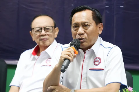 Ketua PBVSI Imam Sudjarwo  saat melepas Timnas Bola Voli Putri Indonesia di Padepokan Voli Jenderal Polisi Kunarto, Sentul, Kabupaten Bogor, Selasa (2/6/2026)