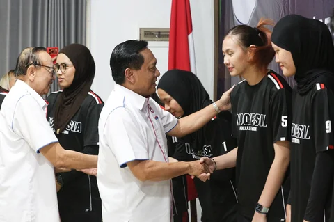 Ketua PBVSI Imam Sudjarwo  saat melepas Timnas Bola Voli Putri Indonesia di Padepokan Voli Jenderal Polisi Kunarto, Sentul, Kabupaten Bogor, Selasa (2/6/2026)