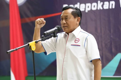 Ketua PBVSI Imam Sudjarwo  saat melepas Timnas Bola Voli Putri Indonesia di Padepokan Voli Jenderal Polisi Kunarto, Sentul, Kabupaten Bogor, Selasa (2/6/2026)