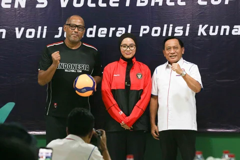 Ketua PBVSI Imam Sudjarwo  saat melepas Timnas Bola Voli Putri Indonesia di Padepokan Voli Jenderal Polisi Kunarto, Sentul, Kabupaten Bogor, Selasa (2/6/2026)
