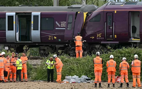 Tim Cabang Investigasi Kecelakaan Kereta Api melakukan penyelidikan terhadap tabrakan dua kereta East Midlands Railway (EMR) di selatan Bedford, Inggris tengah, Sabtu (20/06/2026).