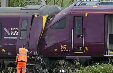 Tim Cabang Investigasi Kecelakaan Kereta Api melakukan penyelidikan terhadap tabrakan dua kereta East Midlands Railway (EMR) di selatan Bedford, Inggris tengah, Sabtu (20/06/2026).